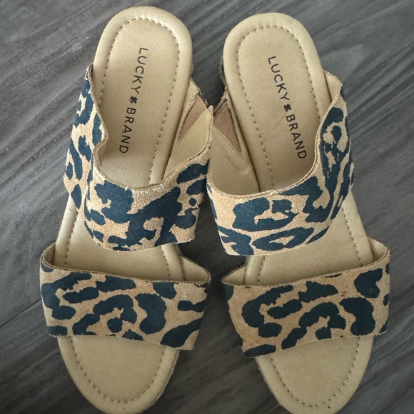 Lucky Brand Wyntor Leopard Animal Print Leather Slides Wedges Sandals 7.5 - Picture 1 of 4